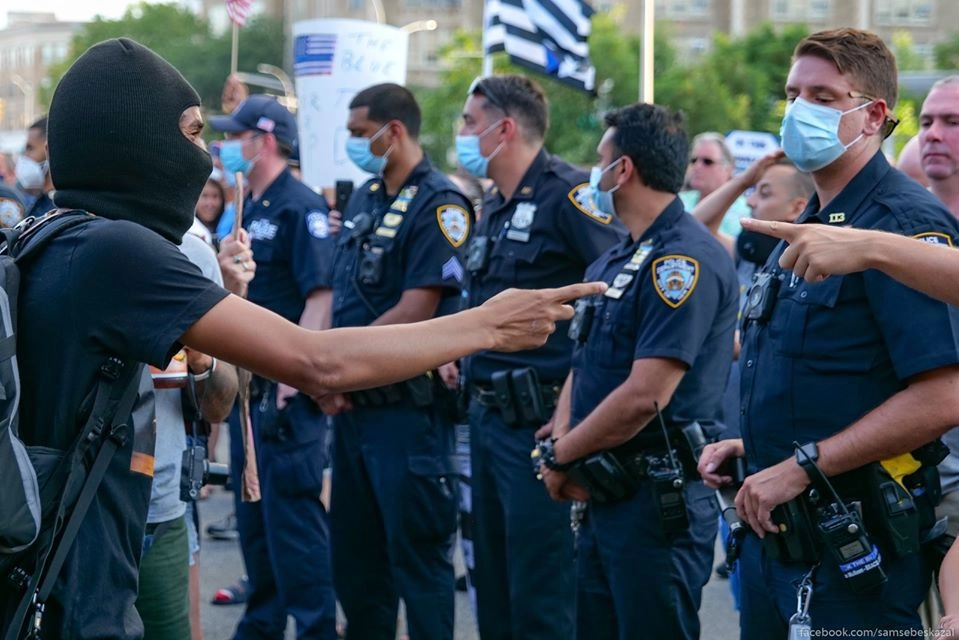 Ты! Нет ты! Так они и стояли, и если бы не полиция, то точно бы подрались Ты! Нет ты! Так они и стояли, и если бы не полиция, то точно бы подрались