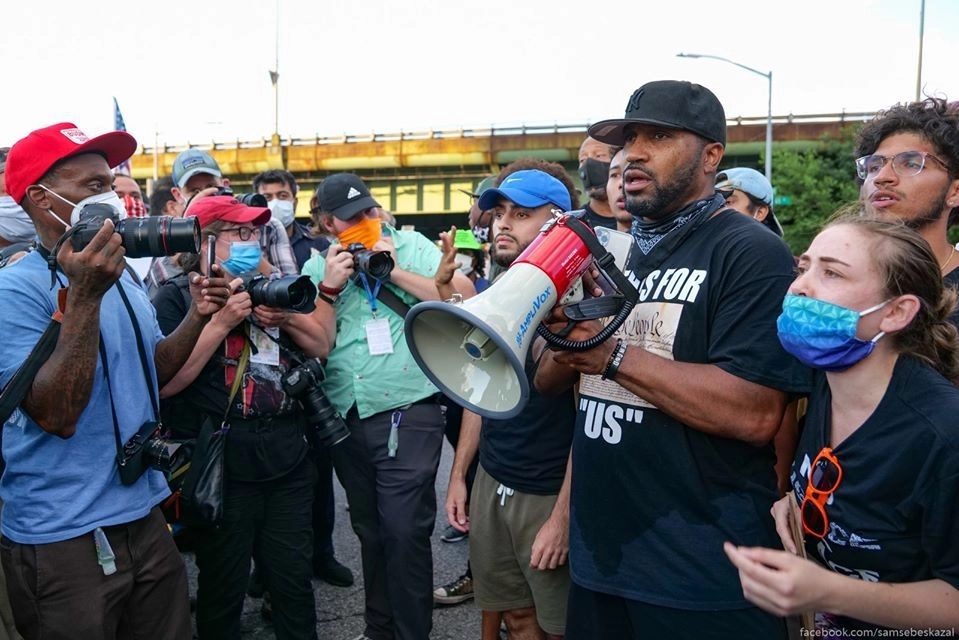 Лидер BLM-щиков с мегафоном. Лидер BLM-щиков с мегафоном.