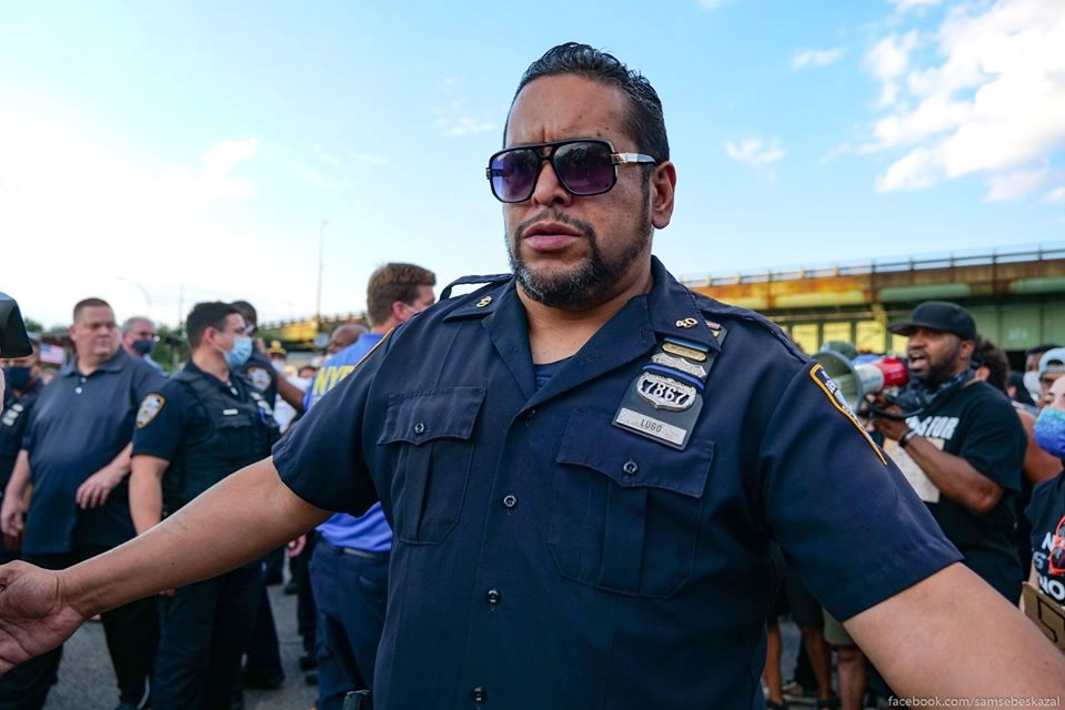 Некоторые копы были очень киношными. Некоторые копы были очень киношными.