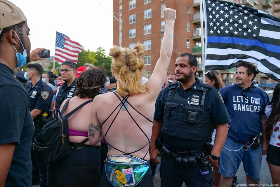 Девушке в итоге тоже прилетело. Девушке в итоге тоже прилетело.