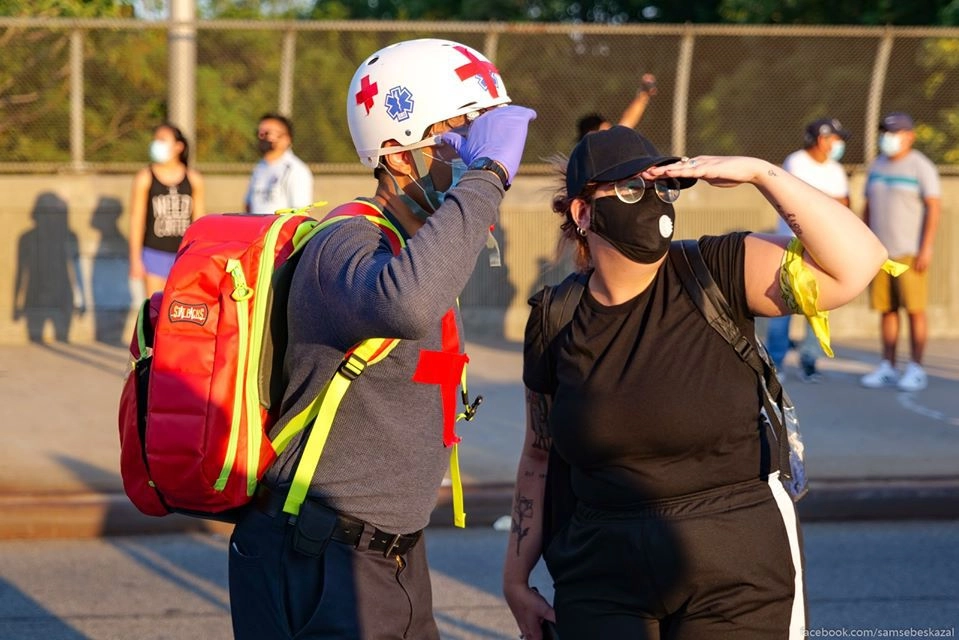 Медики. У BLM-щиков все очень хорошо организовано. Медики. У BLM-щиков все очень хорошо организовано.