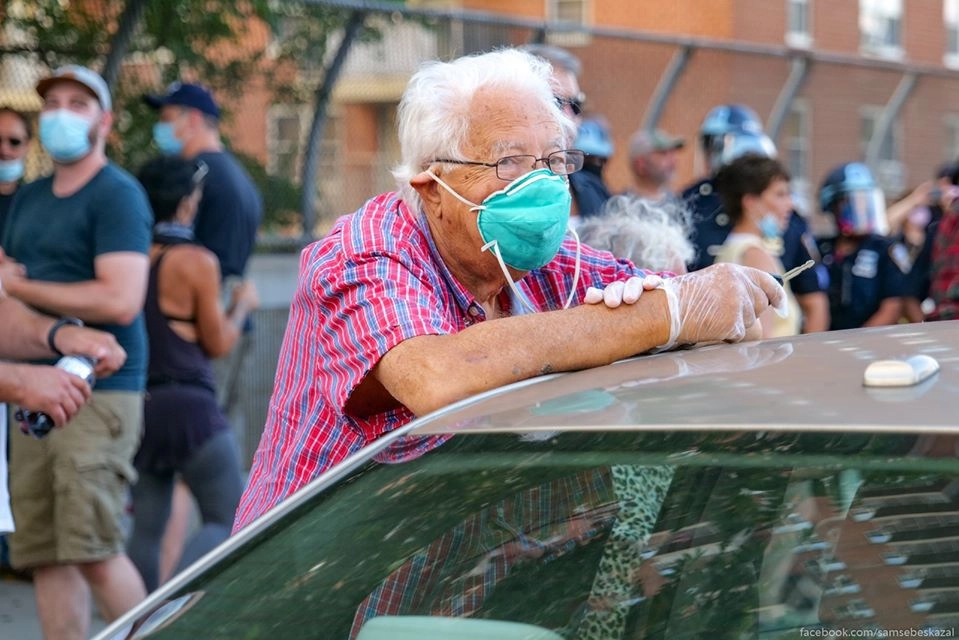 Дедушка приехал посмотреть во что превращается его город и район. Дедушка приехал посмотреть во что превращается его город и район.