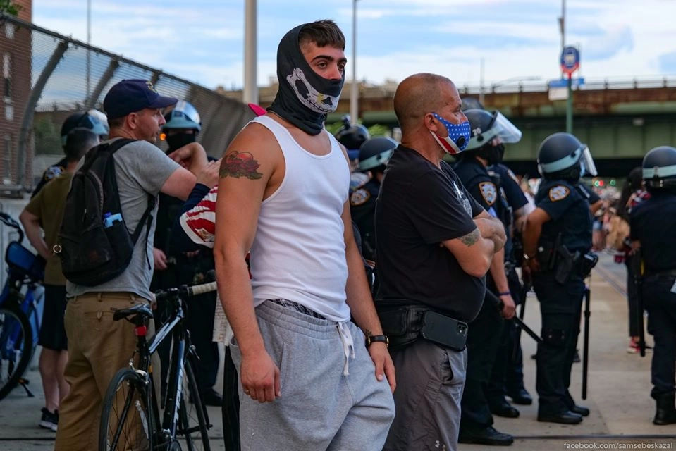 Местные пацанчики, которые долго задумывали что-то против BLM-Щщиков, но, в итоге, чуть было не стали катализатором беспорядков. Местные пацанчики, которые долго задумывали что-то против BLM-Щщиков, но, в итоге, чуть было не стали катализатором беспорядков.