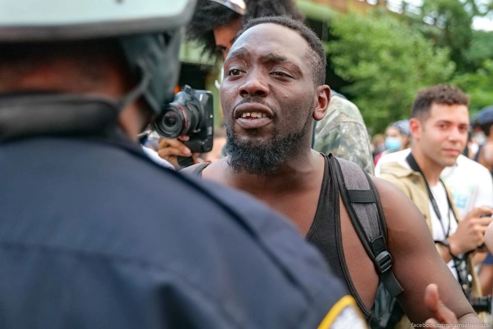 В какой-то момент все сторонники полиции разошлись и BLM-щики принялись прессовать копов. В какой-то момент все сторонники полиции разошлись и BLM-щики принялись прессовать копов.