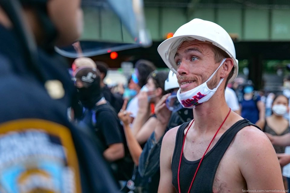 Оскорбления, угрозы, бравады. Все это так легко, когда у тебя за спиной толпа которая тебя поддержит если что. Оскорбления, угрозы, бравады. Все это так легко, когда у тебя за спиной толпа которая тебя поддержит если что.