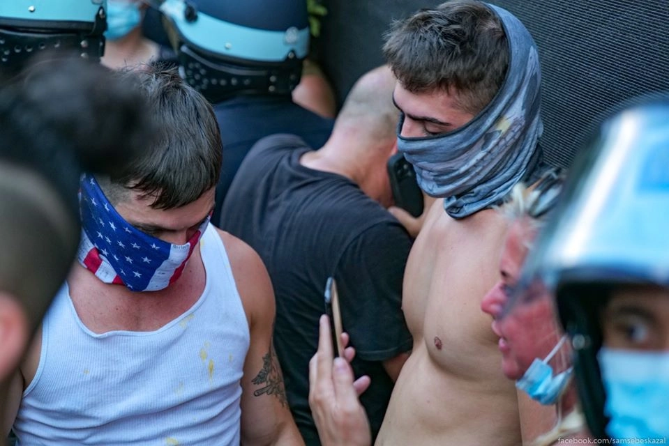 Пацанчики ввязались в драку и чуть почти отправили в нокаут барышню из BLM. Пытались свалить, но были пойманы и спаслись только потому, что их защитила полиция. Пацанчики ввязались в драку и чуть почти отправили в нокаут барышню из BLM. Пытались свалить, но были пойманы и спаслись только потому, что их защитила полиция.