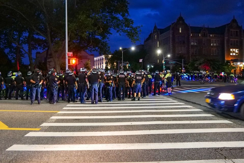 Ну а дальше копы, вместо того, чтобы их арестовать, решили их отпустить. Народ этого не понял и чуть было не сжег полицейскую машину. Спасти ситуацию смогло лишь подкрепление. Ну а дальше копы, вместо того, чтобы их арестовать, решили их отпустить. Народ этого не понял и чуть было не сжег полицейскую машину. Спасти ситуацию смогло лишь подкрепление.