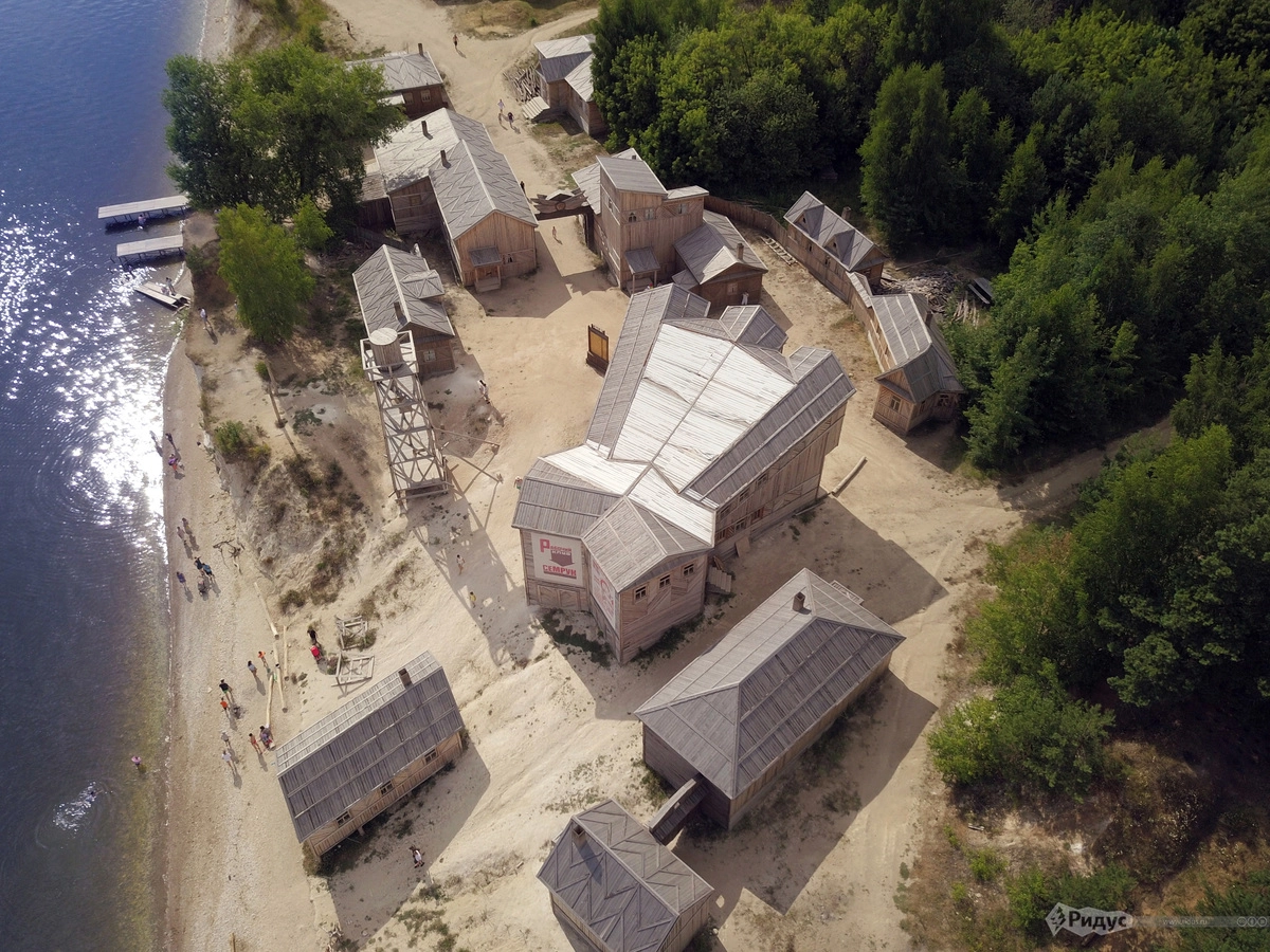 Домиков не так много, но с некоторых ракурсов это кажется целым городом