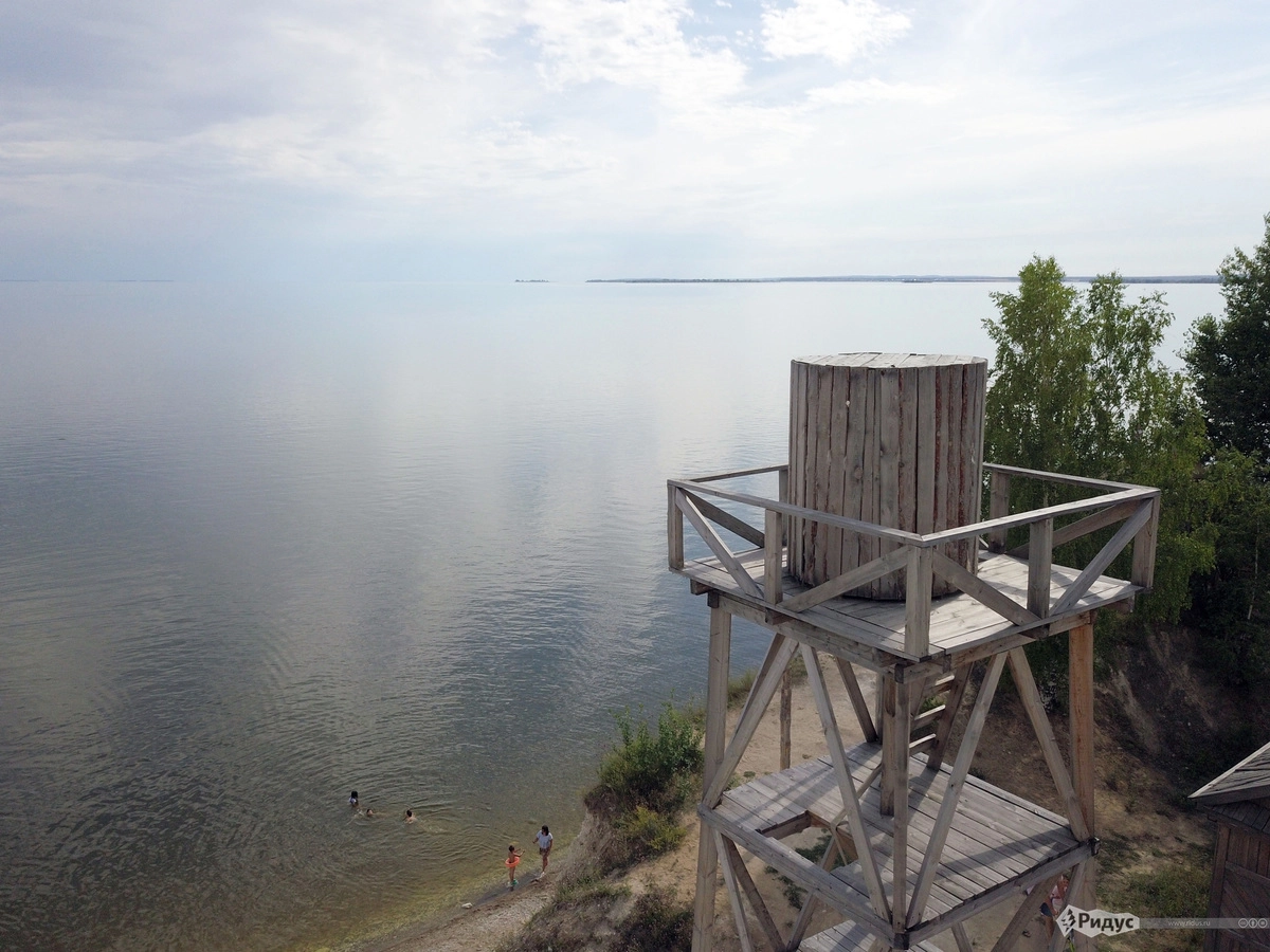 Забраться на эту водонапорную вышку нельзя, лестницу предусмотрительно разобрали.