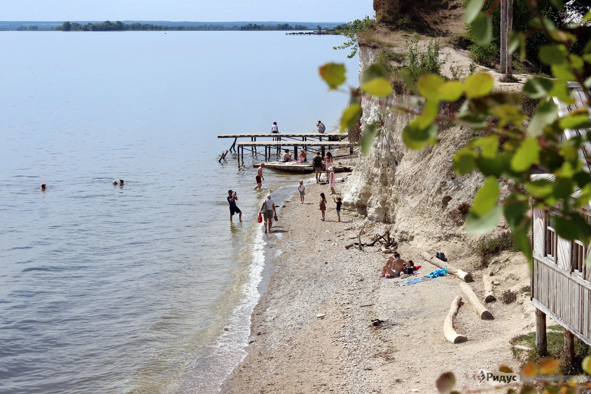Вода достаточно чистая, но вод камни острые, ходить по импровизированному 