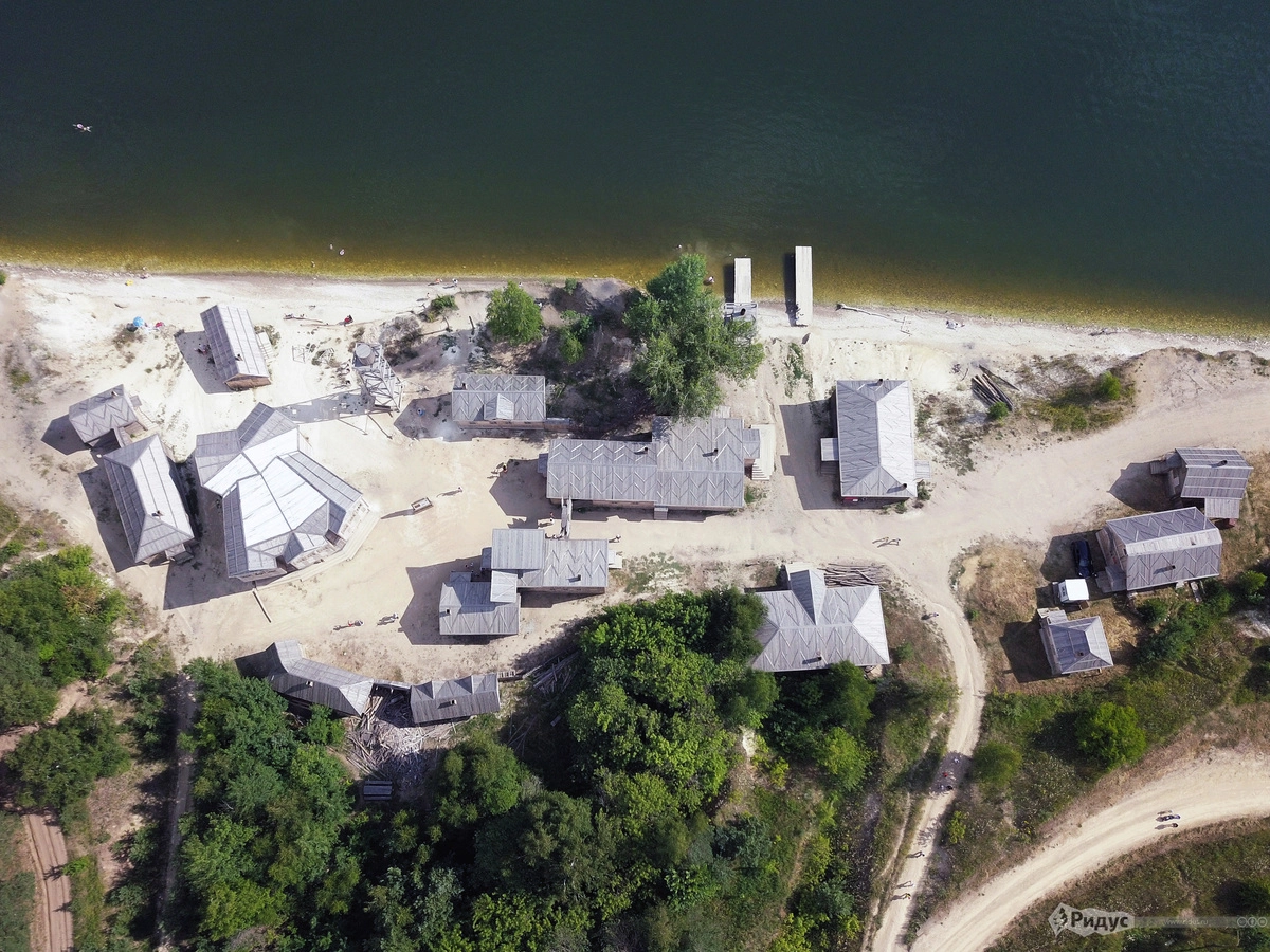 Домиков немного, но хитрые ракурсы камеры делали из них целый город.