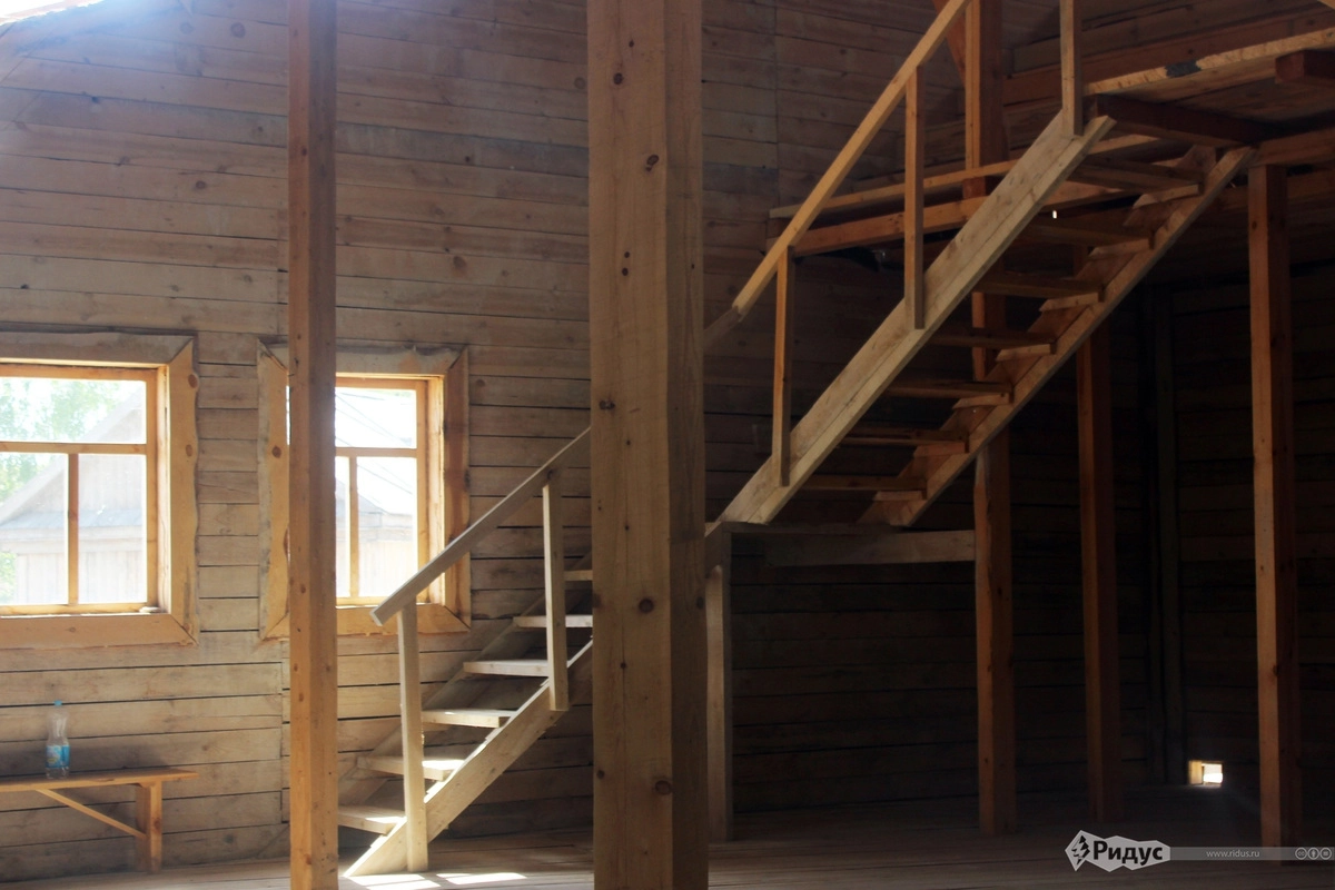 Бесплатно посмотреть можно, подняв фотоаппарат к окну. Внутри тоже достаточно чисто и опрятно. Даже удивительно, как этот ненастоящий город смог спокойно пережить уже две зимы.