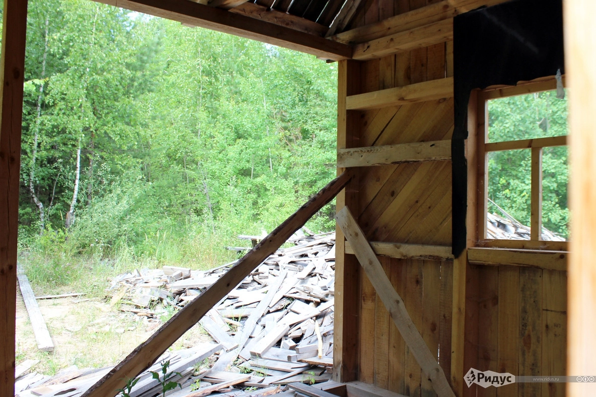У парочки домов нет задней стены, их снимали только спереди.