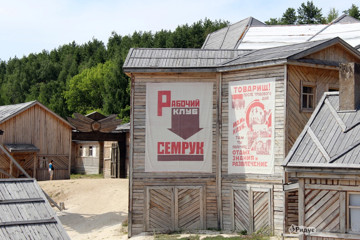 Единственная проблема Семрука - кроме домиков и реки здесь нет ничего. Абсолютно. Раздевалок, душевых, урн, ларьков, ничего. Есть один туалет за комендантской (на фото, где весь посёлок сверху, это самое правое здание). Зато вход бесплатный. Так что приезжая сюда, запасайтесь всем необходимым. 