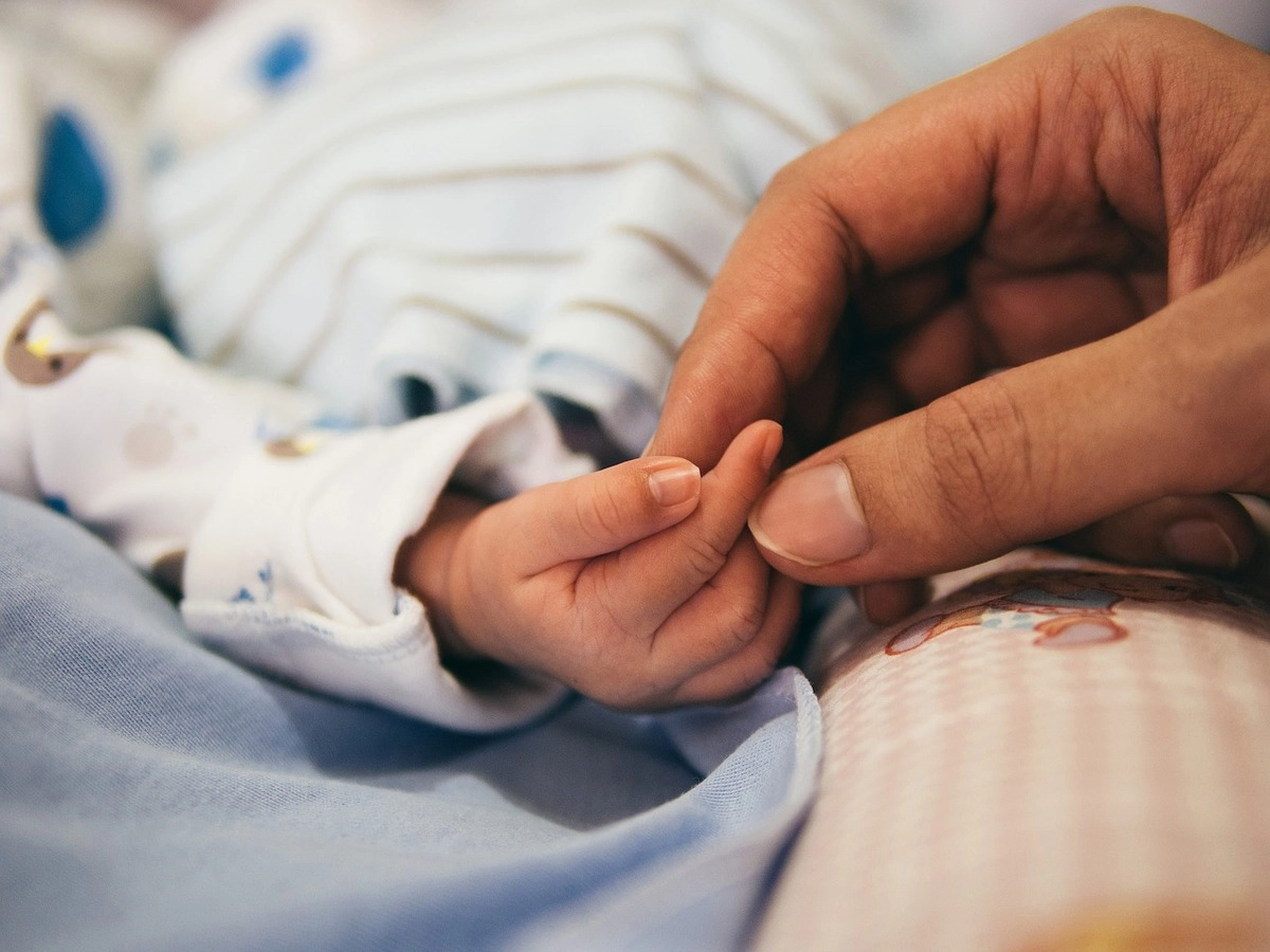 Новорожденный мальчик родители. Новорожденный ребенок. Рука новорожденного ребенка в роддоме. Новорожденный Эстетика.