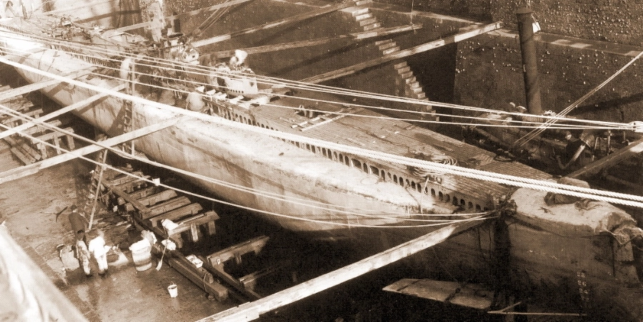 Подводная лодка «Френель» типа «Плювиоз» в доке Арсенала Рошфора после подъёма. 6 октября 1908 года. «Френель» затонул без жертв прямо в порту Ла-Паллиса после того, как на малом ходу столкнулся носовой частью с молом. Затопление через носовой торпедный аппарат остановить не удалось, и эта авария послужила поводом отказа от носовых трубных аппаратов в форштевне на остальных лодках серии