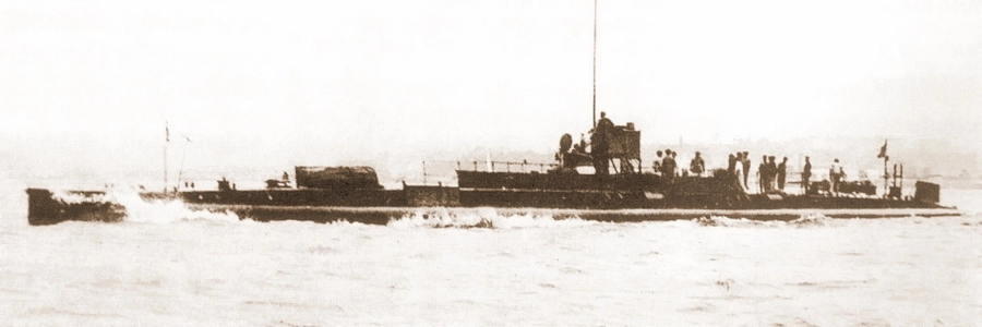 Подводная лодка «Плювиоз», которую можно считать прототипом «Архимеда», на большом ходу. Хорошо видно, что в случае серьёзного волнения моря верхняя вахта была практически беззащитна перед волнами и ветром Подводная лодка «Плювиоз», которую можно считать прототипом «Архимеда», на большом ходу. Хорошо видно, что в случае серьёзного волнения моря верхняя вахта была практически беззащитна перед волнами и ветром