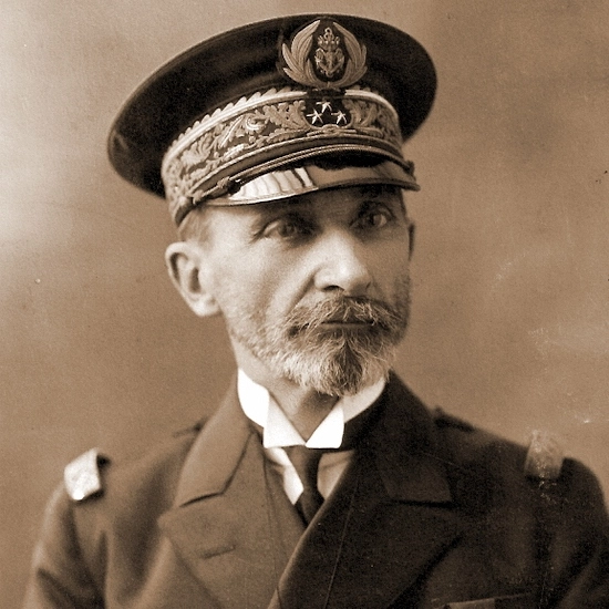 Жозеф Фрошо (1871–1929) не зря был назначен на должность командира новейшей экспериментальной лодки. Его способности и усердие в службе однозначно доказывали, что этот офицер далеко пойдёт. На фото уже вице-адмирал Фрошо: это звание он получил в 1927 году, за два года до смерти. Примечательно, что помимо Фрошо, последующие командиры «Архимеда» также дослужились до адмиралов: Эмиль Девилль стал контр-адмиралом в 1928 году, Жорж Обен — в 1940 году Жозеф Фрошо (1871–1929) не зря был назначен на должность командира новейшей экспериментальной лодки. Его способности и усердие в службе однозначно доказывали, что этот офицер далеко пойдёт. На фото уже вице-адмирал Фрошо: это звание он получил в 1927 году, за два года до смерти. Примечательно, что помимо Фрошо, последующие командиры «Архимеда» также дослужились до адмиралов: Эмиль Девилль стал контр-адмиралом в 1928 году, Жорж Обен — в 1940 году