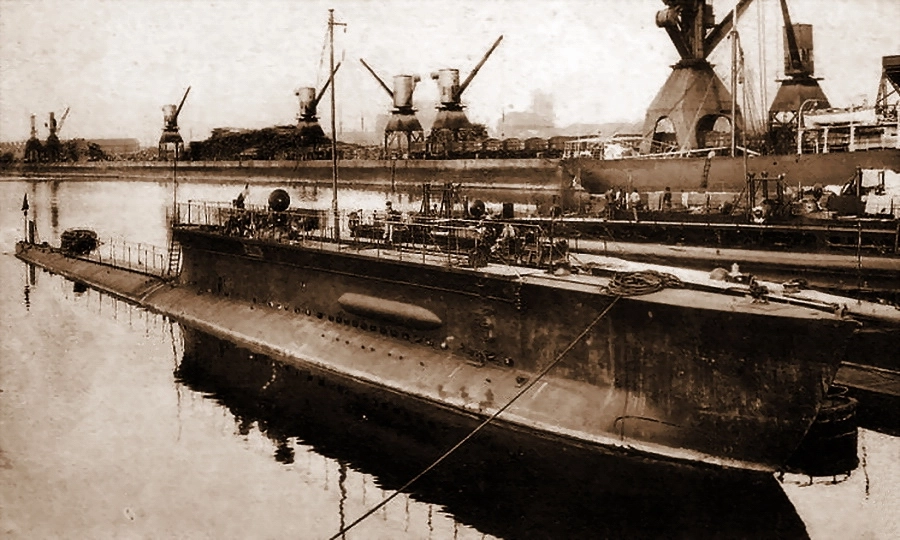 Подводная лодка «Мариотт» в Шербуре, 1911 год. За свой необычный вид имела на флоте прозвище «Зубная щётка». Несмотря на многие положительные и интересные технические решения в своей конструкции, имела проблемы с надёжностью дизельных двигателей. В июле 1915 года в Дарданеллах лодка запуталась в противолодочной сети и была затоплена экипажем Подводная лодка «Мариотт» в Шербуре, 1911 год. За свой необычный вид имела на флоте прозвище «Зубная щётка». Несмотря на многие положительные и интересные технические решения в своей конструкции, имела проблемы с надёжностью дизельных двигателей. В июле 1915 года в Дарданеллах лодка запуталась в противолодочной сети и была затоплена экипажем