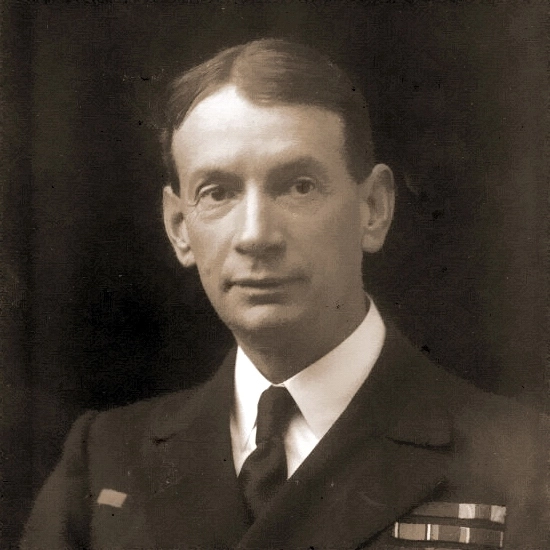 Коммодор Роджер Кийз (1872–1945), впоследствии адмирал, барон и кавалер высших наград Британской империи. Прославился, возглавляя операцию по блокированию баз немецких подводных лодок в Зеебрюгге и Остенде в апреле 1918 года
