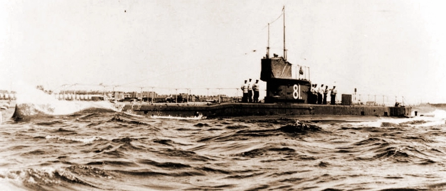 Английская субмарина E 1, головная в большой серии самых крупных предвоенных английских подводных лодок. Отличительной особенностью этих лодок было наличие радиостанции, а также носового, кормового и двух траверзных (расположенных в миделе перпендикулярно оси корабля) торпедных аппаратов — лодка могла стрелять во все стороны! В ходе описываемой операции лодке E 11 удалось выстрелить торпедой по немецкому дредноуту «Позен» (SMS Posen), однако безуспешно Английская субмарина E 1, головная в большой серии самых крупных предвоенных английских подводных лодок. Отличительной особенностью этих лодок было наличие радиостанции, а также носового, кормового и двух траверзных (расположенных в миделе перпендикулярно оси корабля) торпедных аппаратов — лодка могла стрелять во все стороны! В ходе описываемой операции лодке E 11 удалось выстрелить торпедой по немецкому дредноуту «Позен» (SMS Posen), однако безуспешно