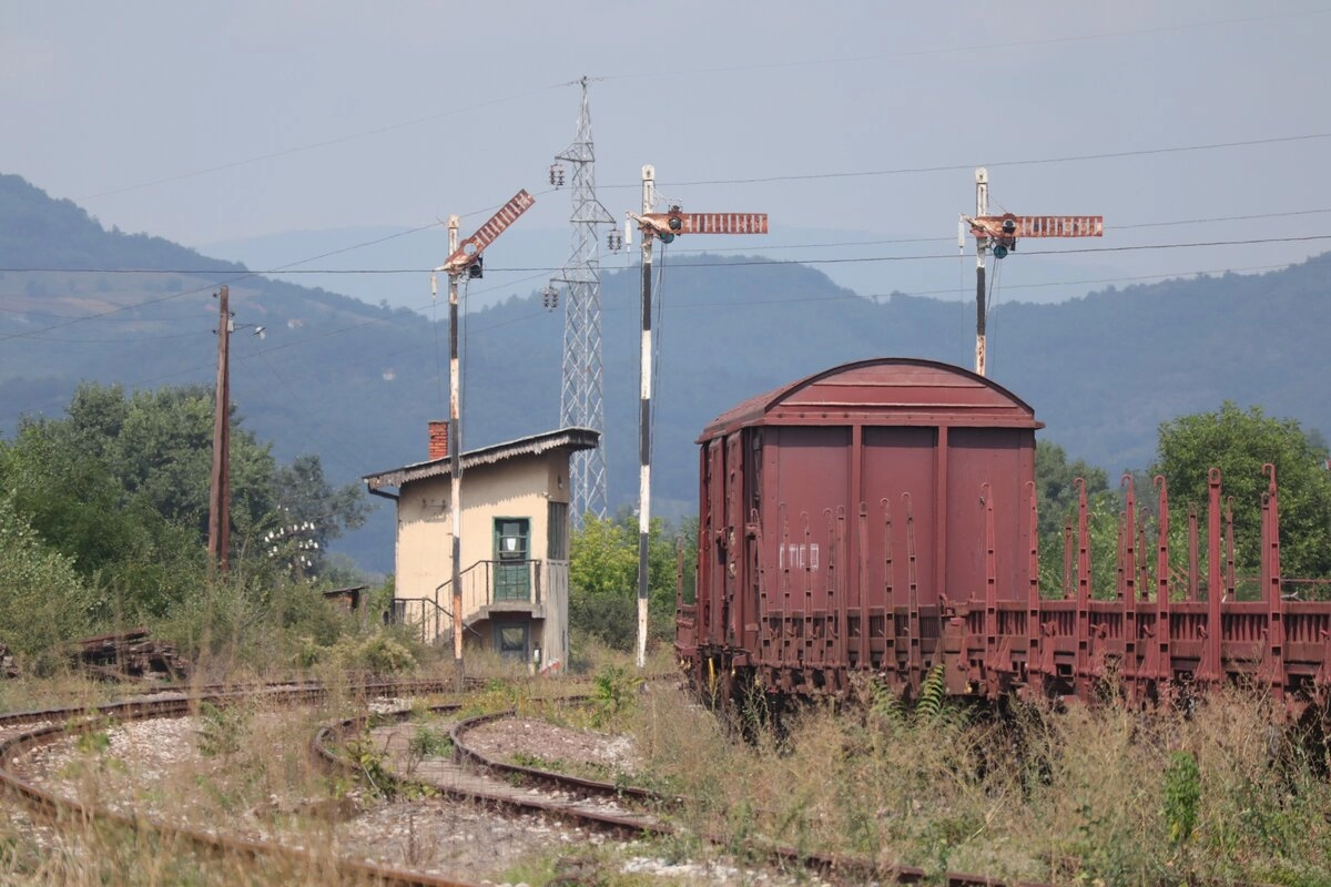 До сих пор сохранились семафоры. Да, в Сербии на железной дороге всё архаично.
