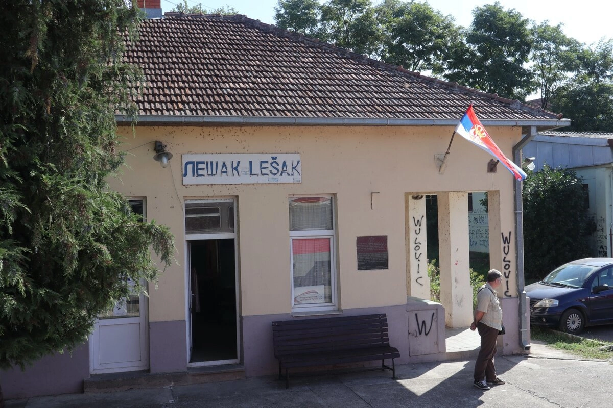 Первая станция - Лешак. Обратите внимание - все станции с сербскими флагами. Они, конечно, как кость в горле для косоваров, но поделать те ничего не могут.