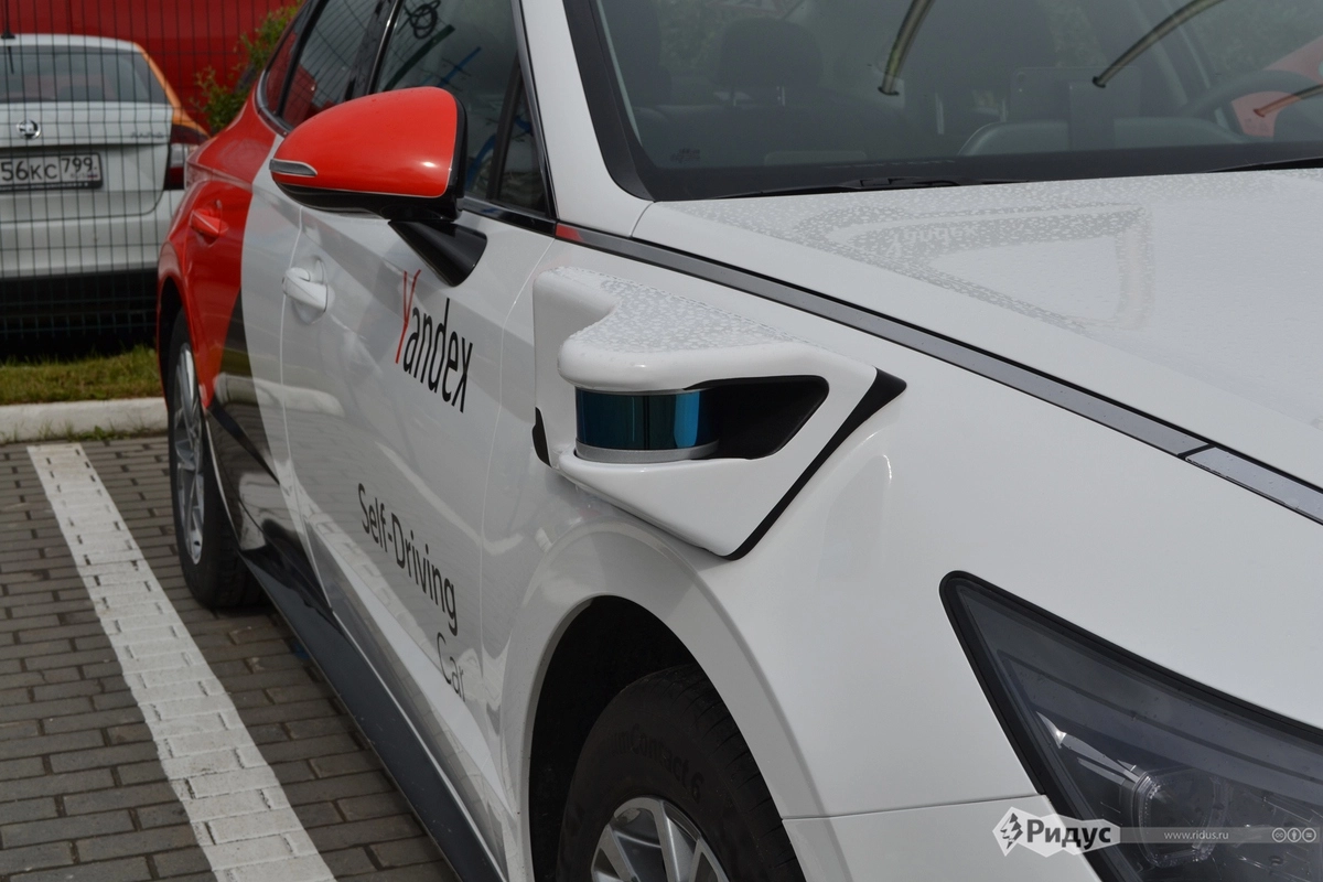 У автопилота 10 камер: 4 на крыше, 3 на ветровом стекле, 2 по бокам машины и 1 на радиаторной решетке.