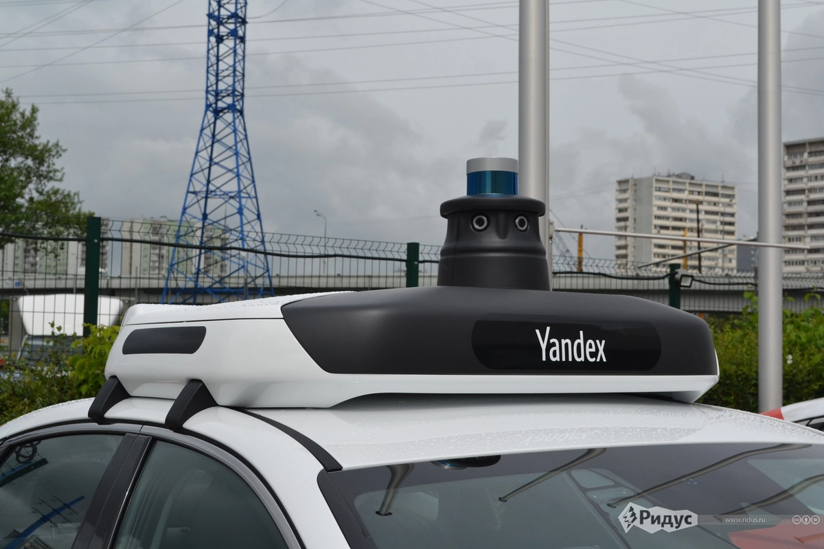 За синим стеклом прячется лидар. Всего их 4 штуки в автомобиле.