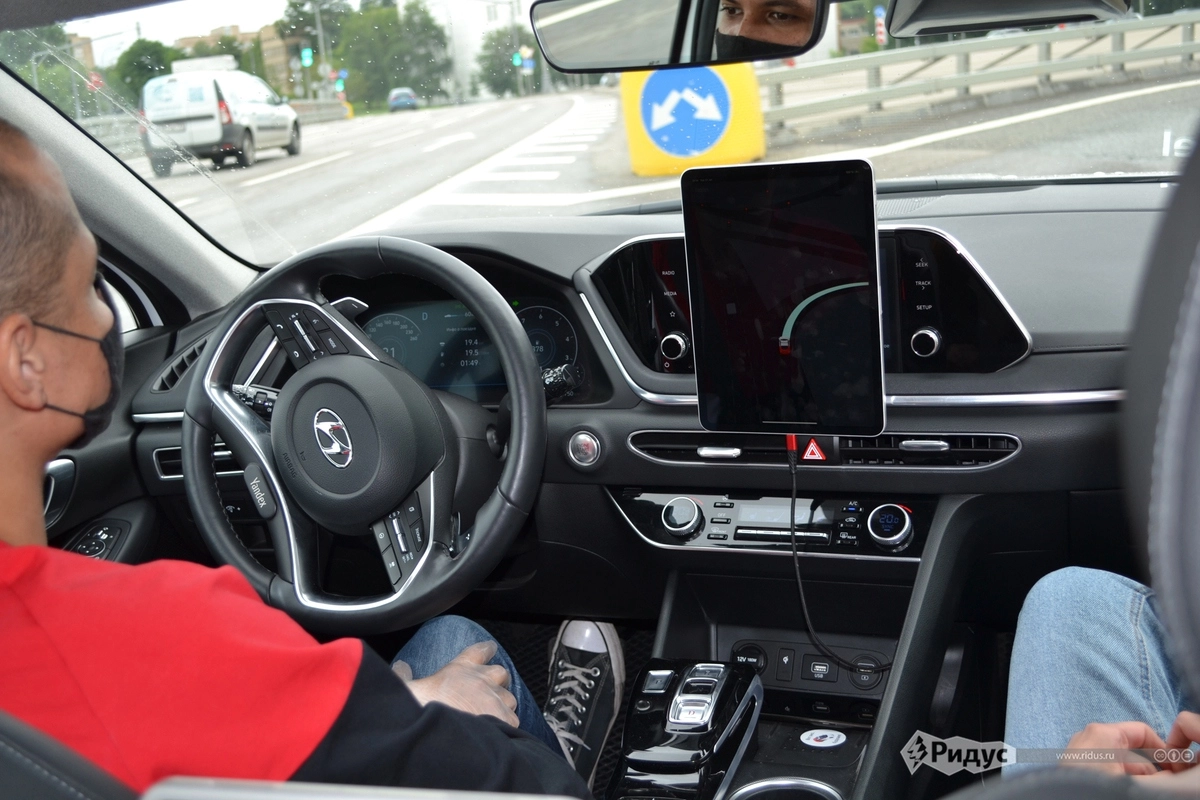 Инженер внимательно следит за дорогой, и помогает авто только в экстренных случаях. На фото видно, как машина самостоятельно заходит в крутой поворот.