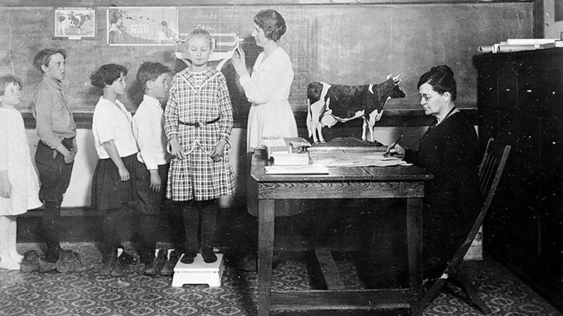 Осмотр детей в школе в Арканзасе в 1919 году