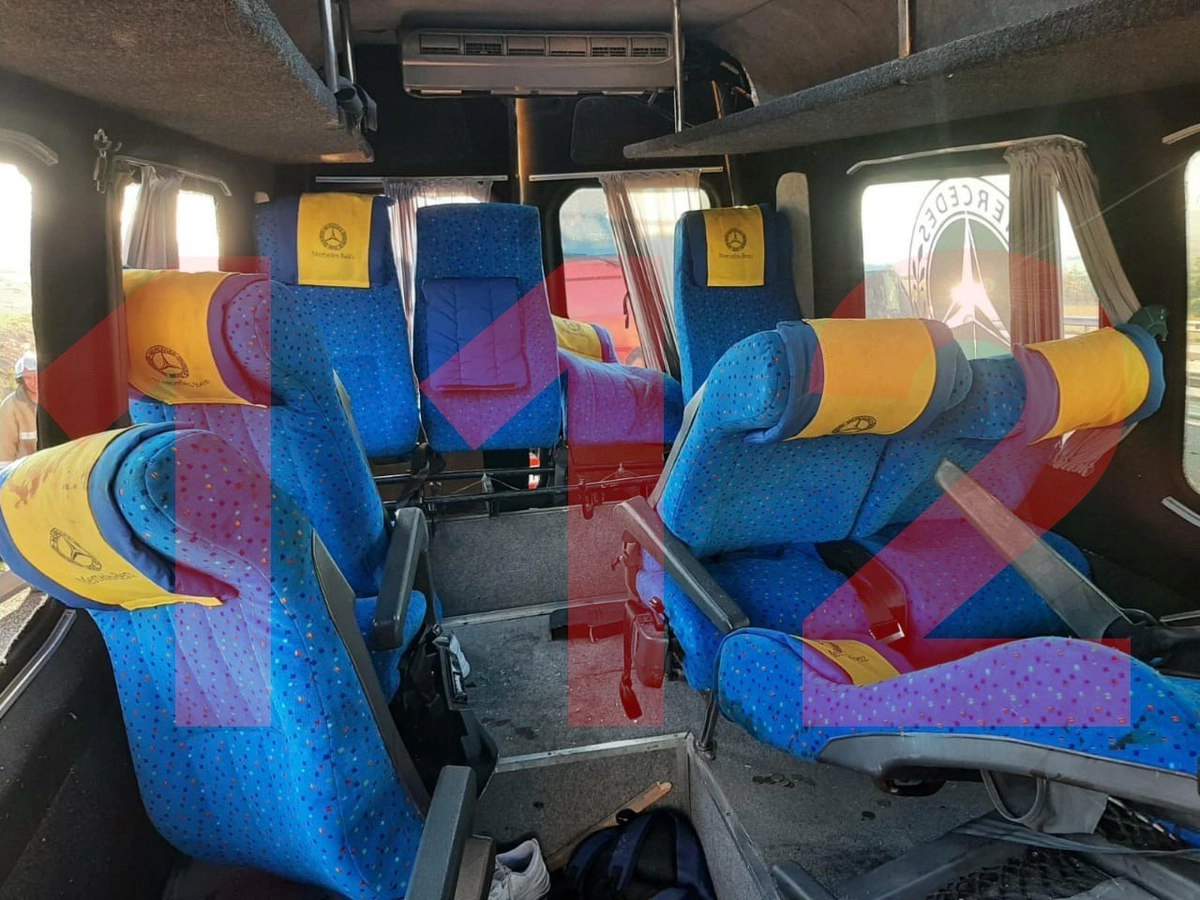 Разбитый микроавтобус изнутри...