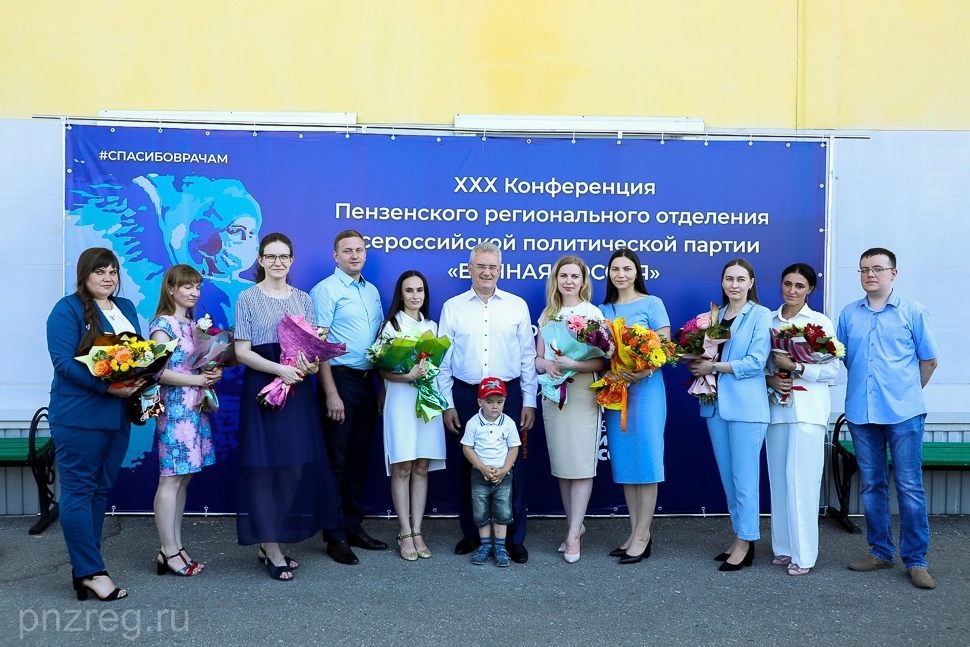 Губернатор Пензенской области Иван Белозерцев на церемонии вручения ключей от квартир