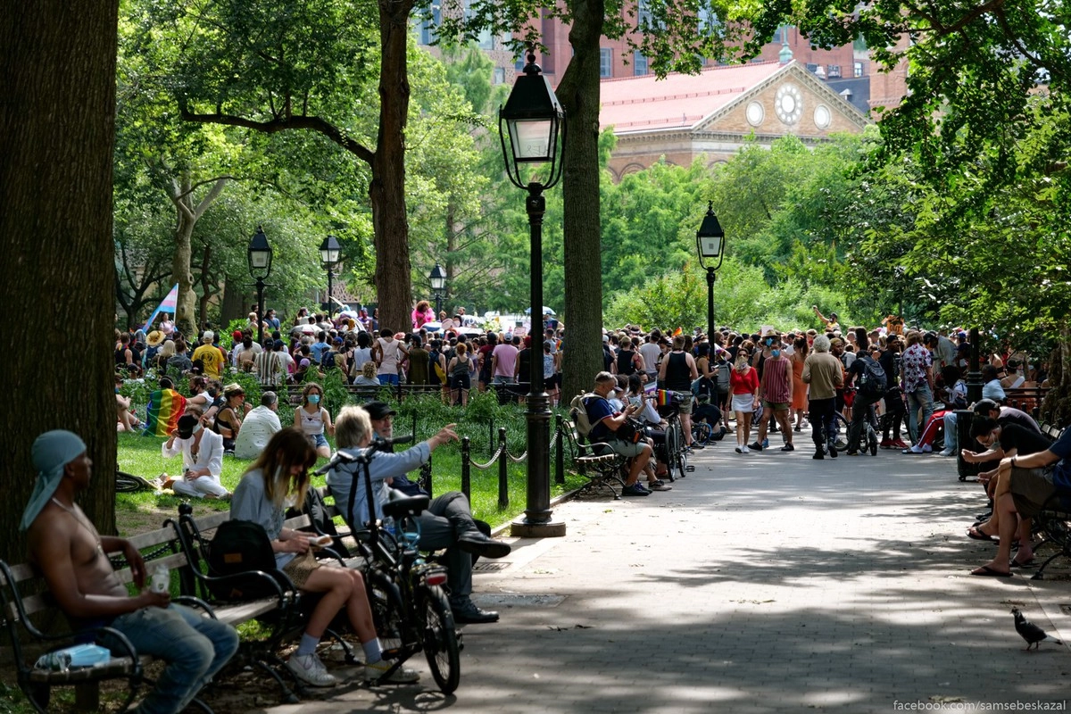 2. Я пришел в Вашингтон-сквер парк, когда в нем уже собралась огромная толпа людей слушавшая выступающих. Гей-парад отменили из-за ковида, но толку, как мне кажется, от этого немного. Народ все равно собирается и ходит толпами, только теперь они называются протестами.