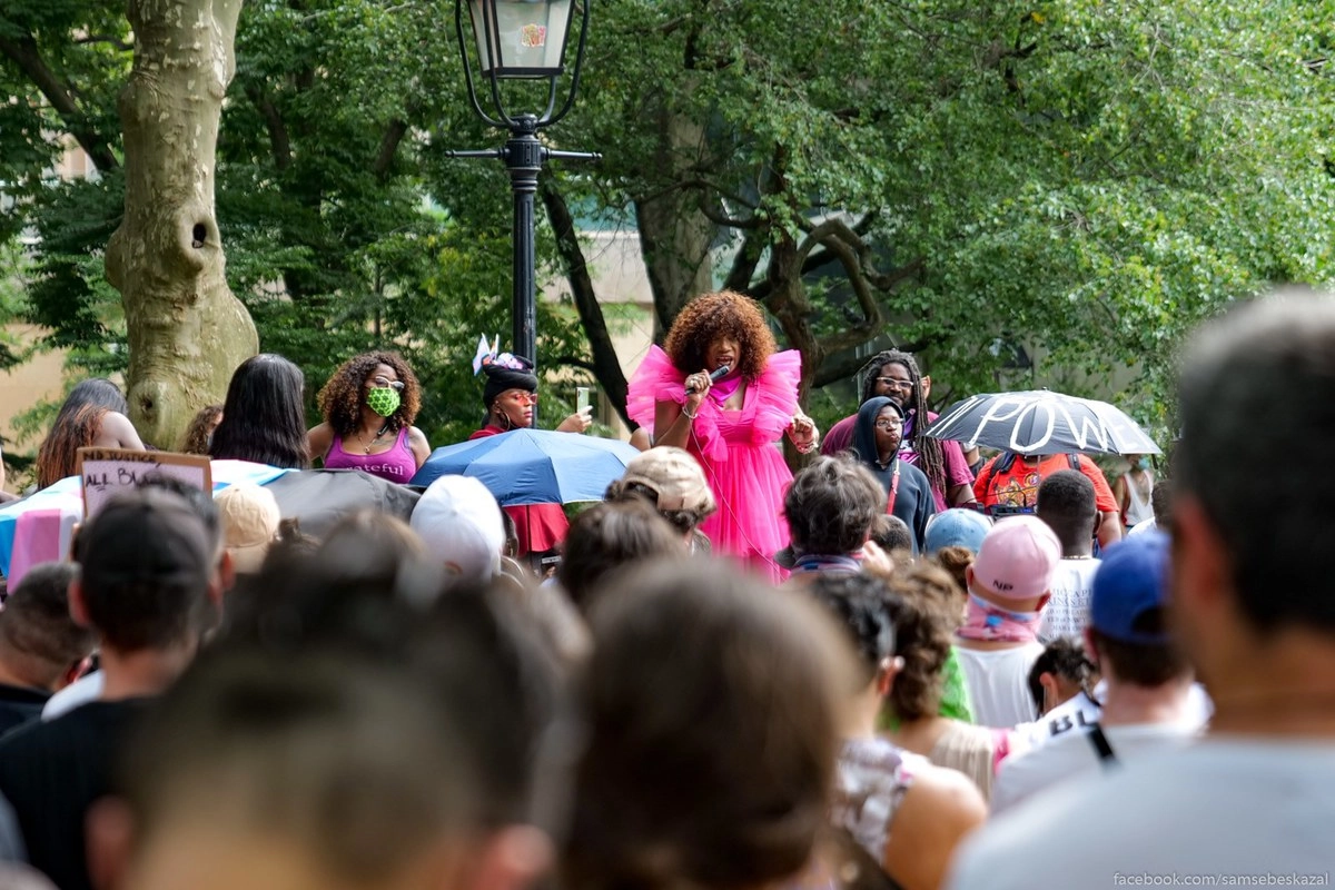 3. Один из выступавших. В отличии от обычных протестующих в этот раз собралось много ярких мужчин и женщин :)