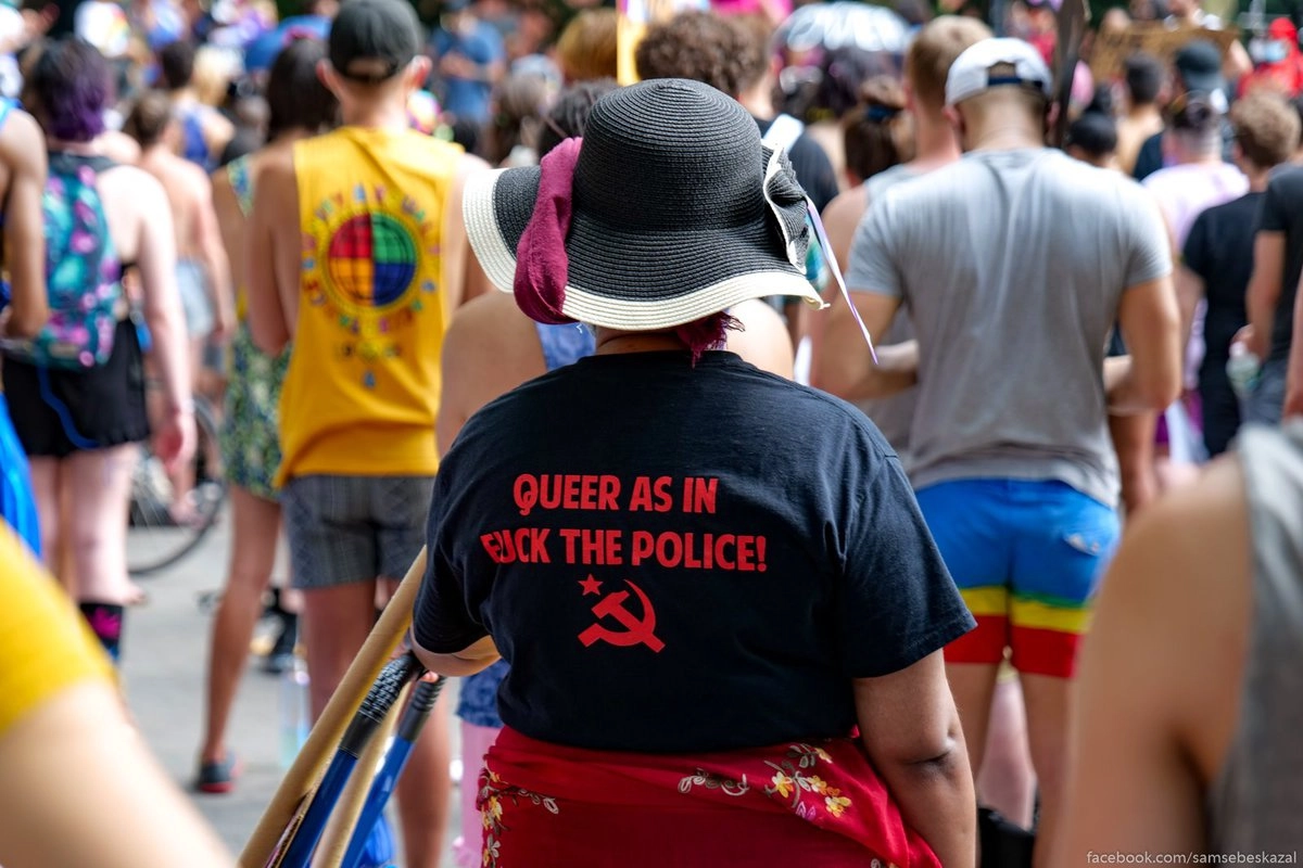 4. Призрак социализма. За углом вели агитацию члены какой-то социалистической парии, предлагавшие перемены через социалистическую революцию. Мне, кажется, что им надо историю подучить. Это уже было и это не работает.