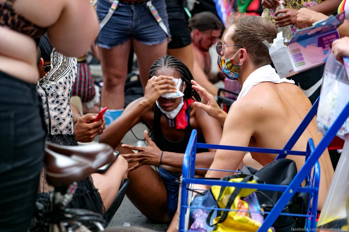 5. Потом на площади перед аркой начался замес в результате которого копы применили газ. Тут же появились медики, которые начали промывать глаза пострадавшим.