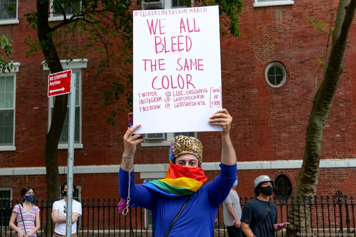 6. Когда снимал не совсем не обратил внимание на то, что написано на плакате. Уже дома прочитал, что с плакатом стоял представитель ЛГБТ из Чечни.