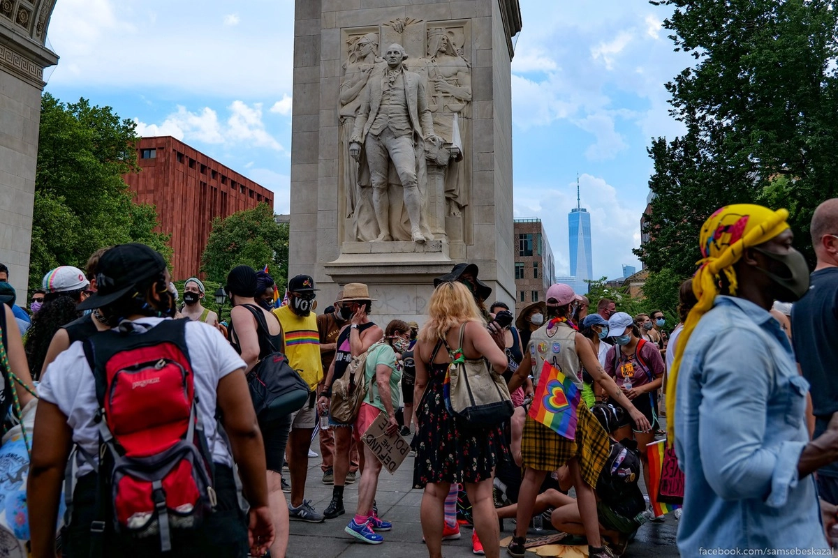 7. На следующий день арку Вашингтона и скульптуру на фото облили красной краской. Каждый раз, как я начинаю защищать право на протест, народ выкидывает очередной фентиль после которого защищать их совсем не хочется.