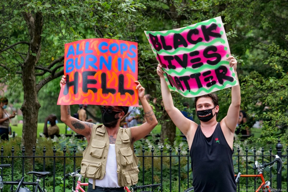 8. Ну и такие плакаты совсем не прибавляют им симпатий со стороны обычных людей. Ненависть порождает только ненависть. Ничего другого.