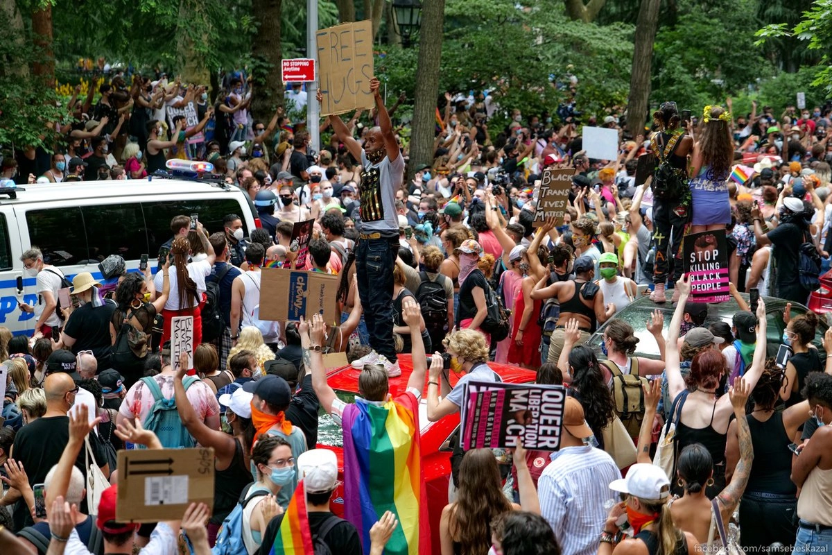 9. Эпицентр событий, где началось противостояние чуть не переросшее в столкновения. Мне еще нравится их отношение к частной собственности. Наверняка их же сторонники запарковали тут машины, на которые забралась толпа и промяла им крыши. Стандартный ответ с их стороны 