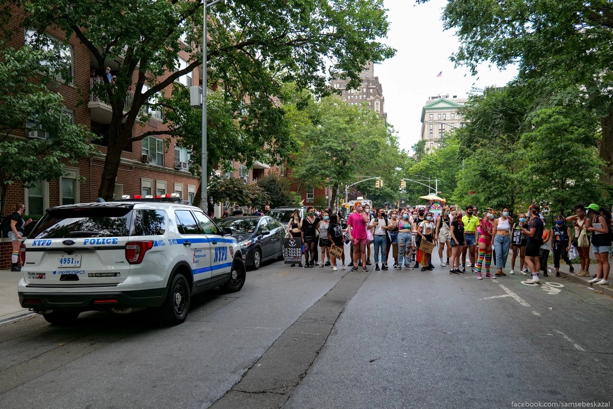 10. В итоге все поорали и разошлись. Протестующие отстояли территорию, а копы арестовали кого они хотели арестовать.