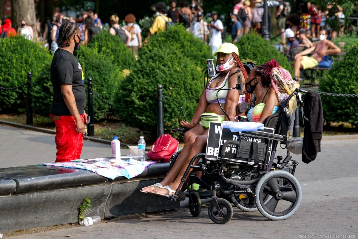 13. Почти полностью парализованные участницы протестного марша.