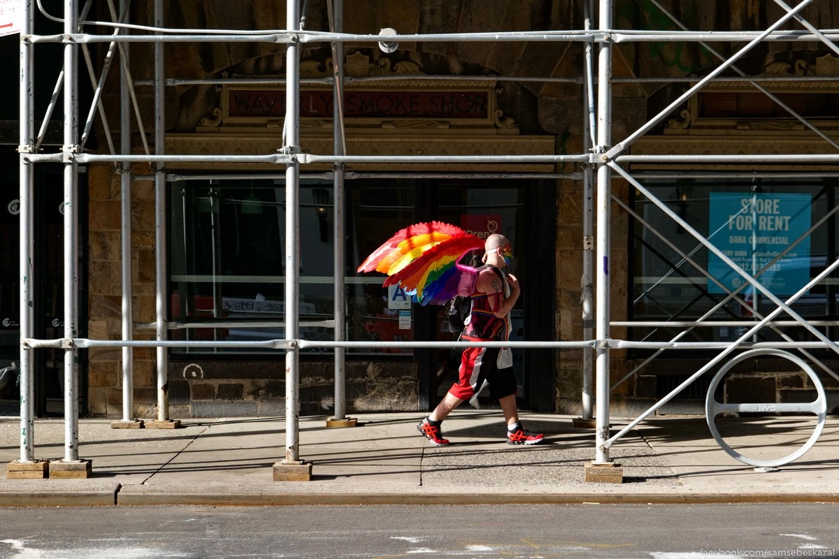 15. Дядечка с крылышками очень хотел биться с копами, но у него ничего не получилось и он пошел домой :)