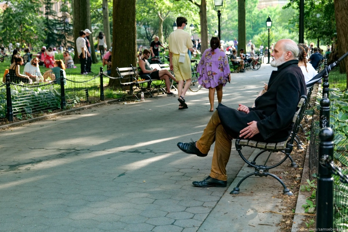 16. Как бы жарко не было на улице (а было очень жарко), всегда найдется человек в пальто застегнутом на все пуговицы.