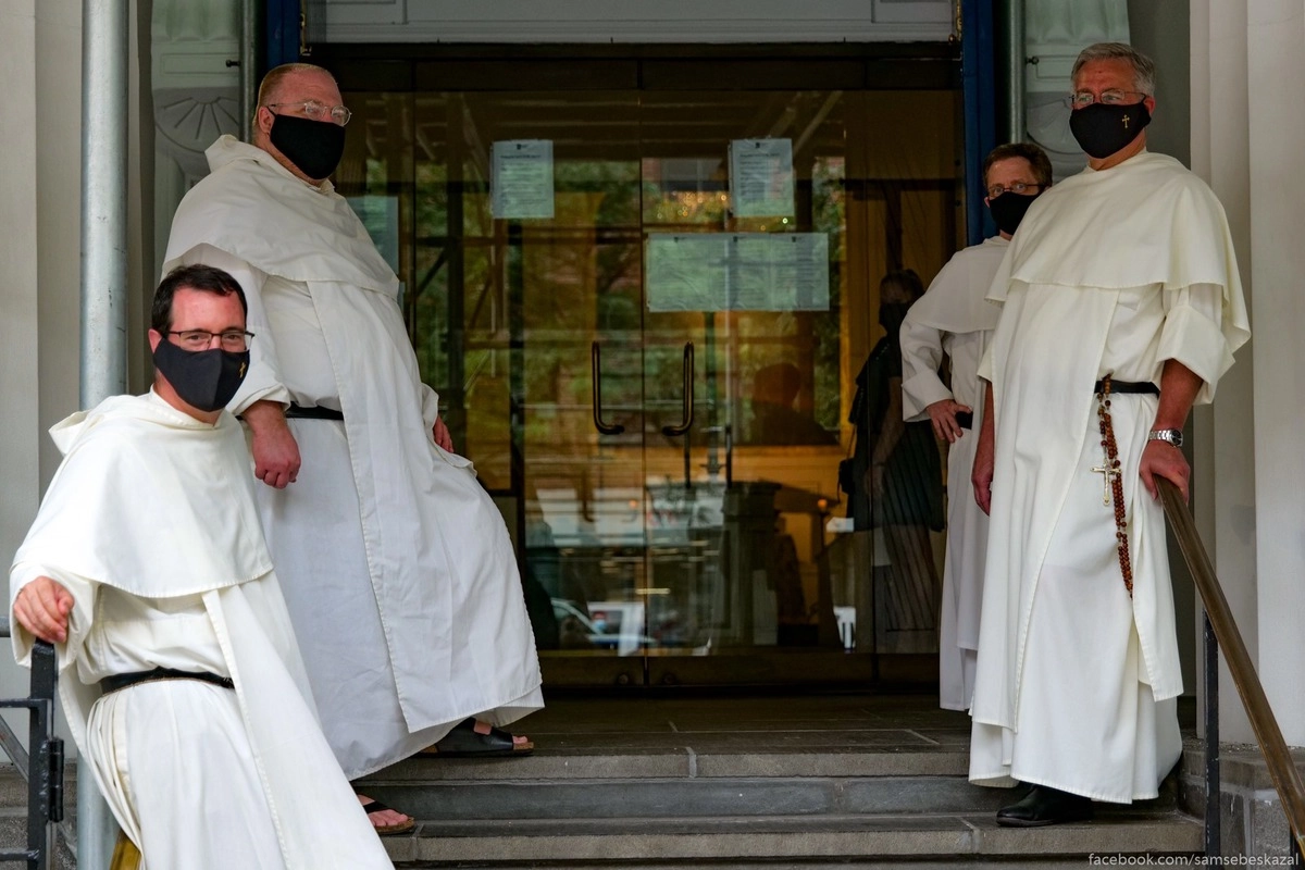 18. Католические монахи приглашающие всех на службу в церкви