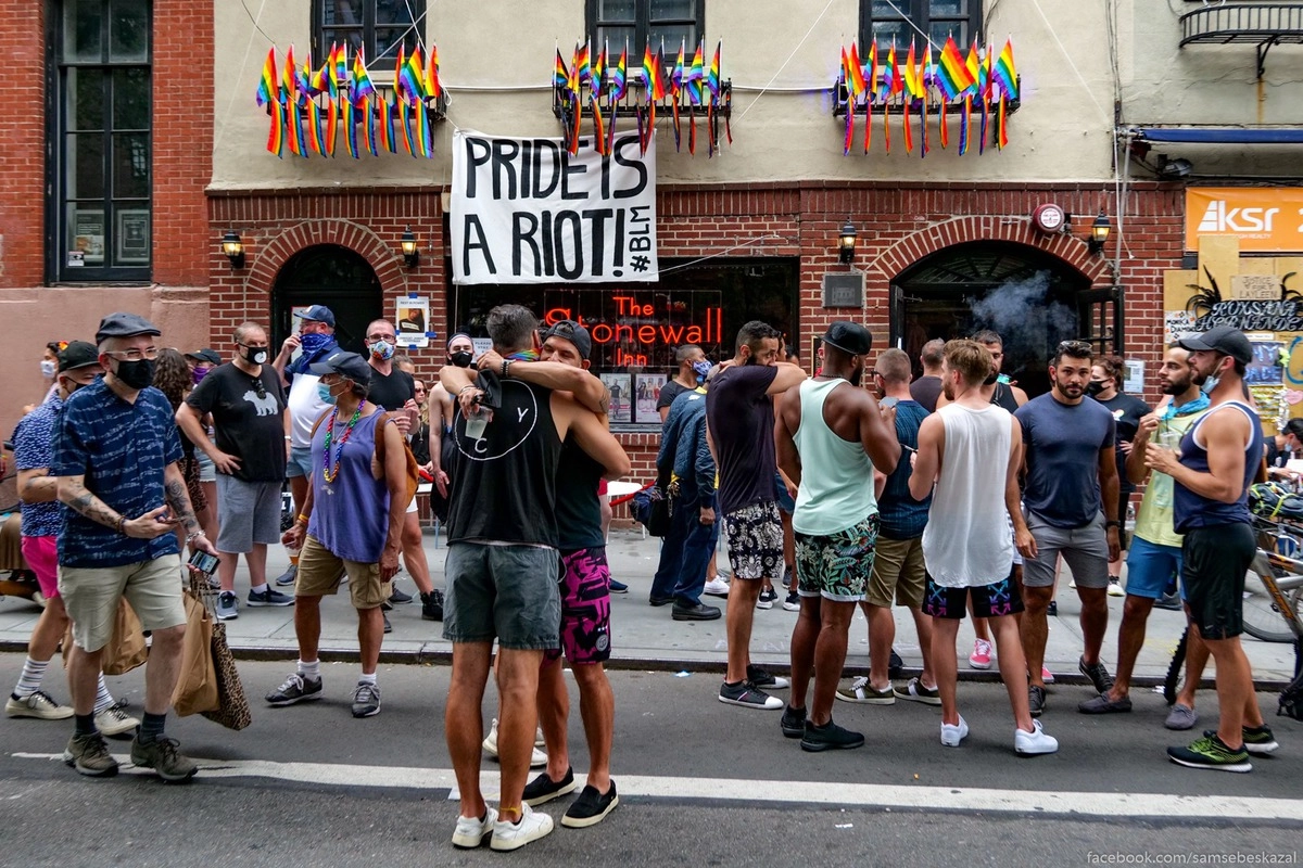 19. В самом центре праздника у бара Стоунволл Инн.