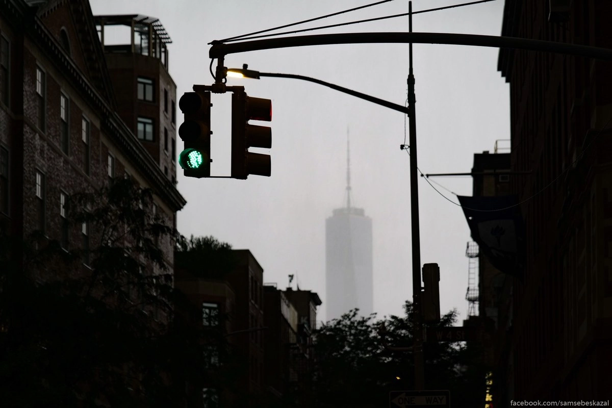 21. И тут внезапно начался сильнейший ливень, который за несколько минут смыл всех протестующих, ЛГБТ и копов.