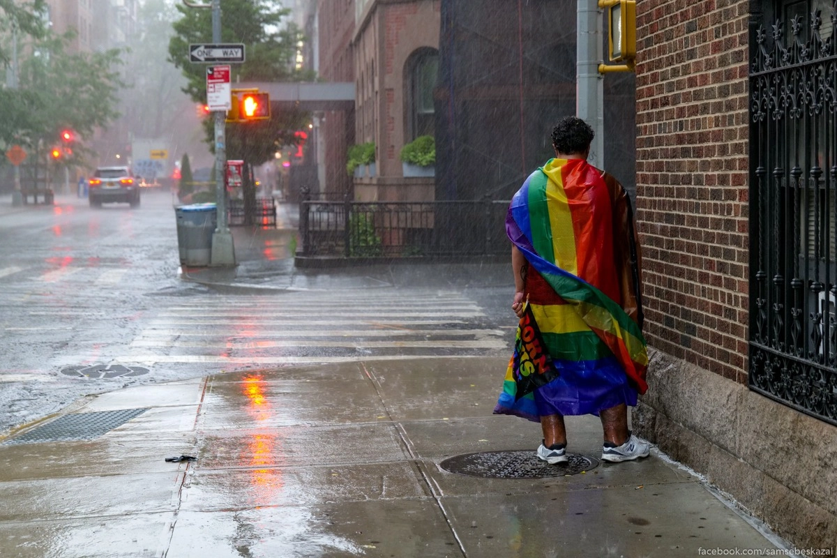 22. Кто не успел спрятаться грустно мок под проливным дождем.
