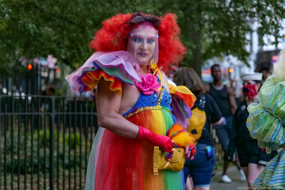 26. Это мероприятие, которое проходило в Томпкинс-сквер парке. Тут собрались только ярчайшие из мужчин.